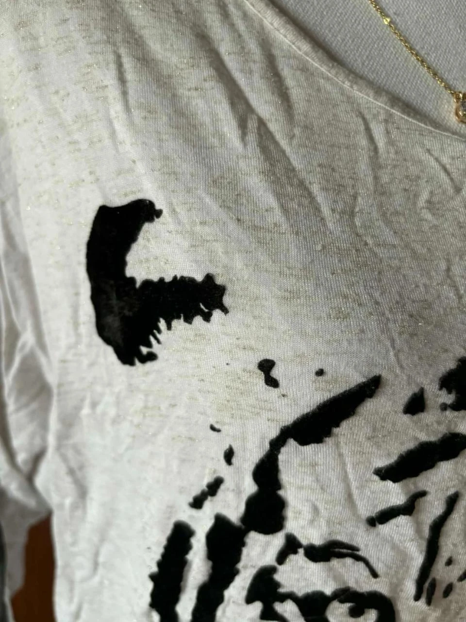 Top branco e preto com estampa de tigre em relevo e paetês Kiabi Tamanho XL / 42 – photo 4